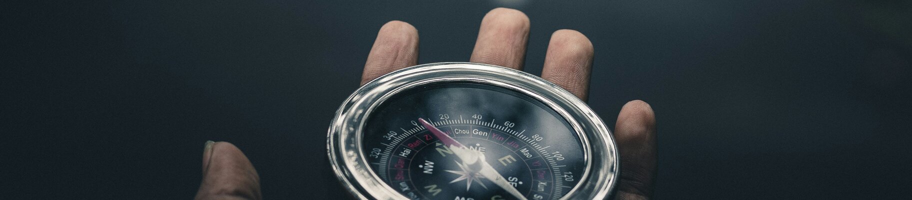 Kompass in einer Hand