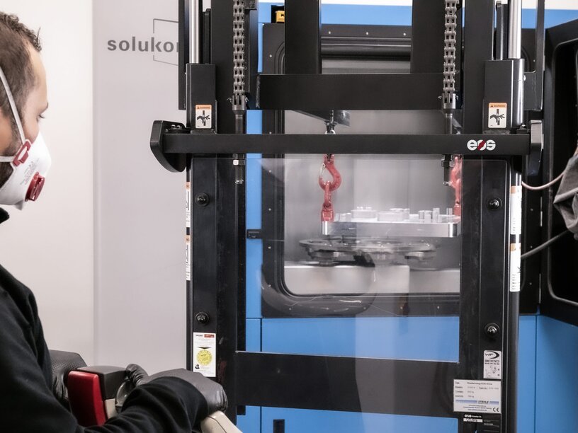 Smart Depowdering: Solukon’s AM Automation Edge | EOS GmbH
